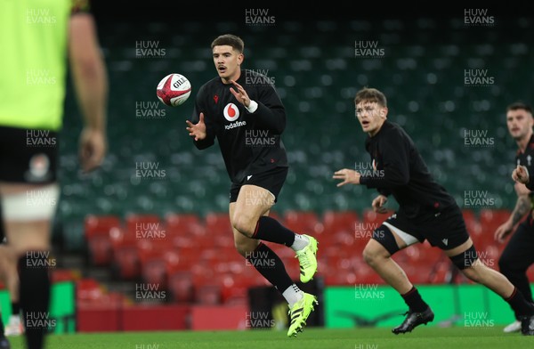 281125 - Wales Rugby Captains Run ahead of their game against South Africa - Joe Hawkins during training