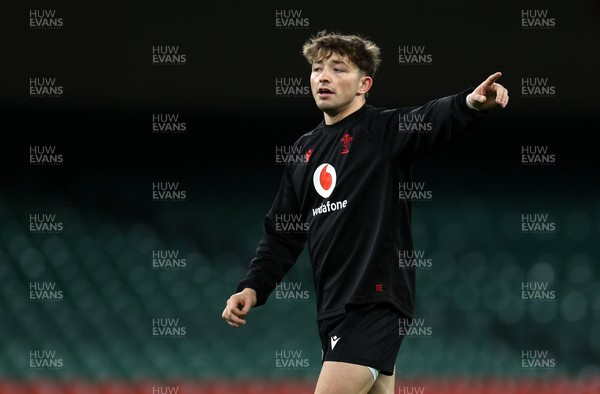 281125 - Wales Rugby Captains Run ahead of their game against South Africa - Dan Edwards during training