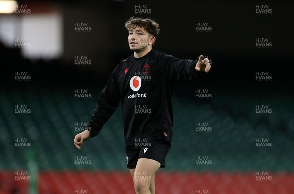 281125 - Wales Rugby Captains Run ahead of their game against South Africa - Dan Edwards during training