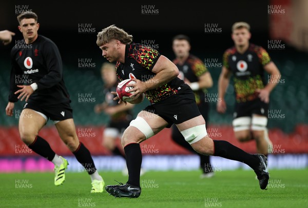 281125 - Wales Rugby Captains Run ahead of their game against South Africa - Aaron Wainwright during training