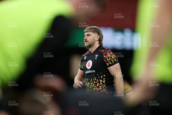 281125 - Wales Rugby Captains Run ahead of their game against South Africa - Aaron Wainwright during training
