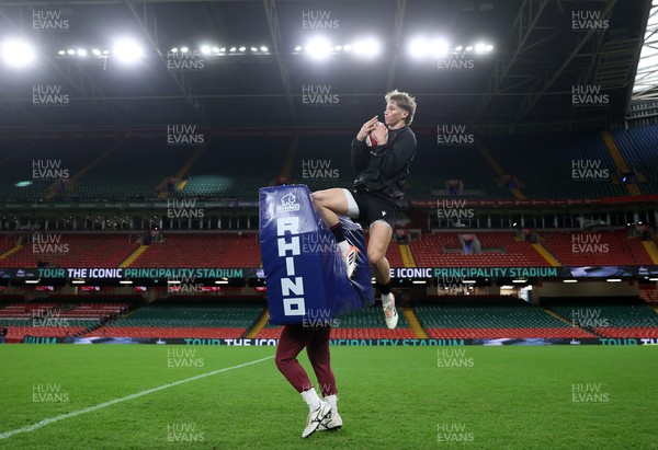 281125 - Wales Rugby Captains Run ahead of their game against South Africa - Ellis Mee during training