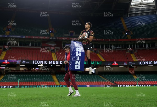 281125 - Wales Rugby Captains Run ahead of their game against South Africa - Rio Dyer during training