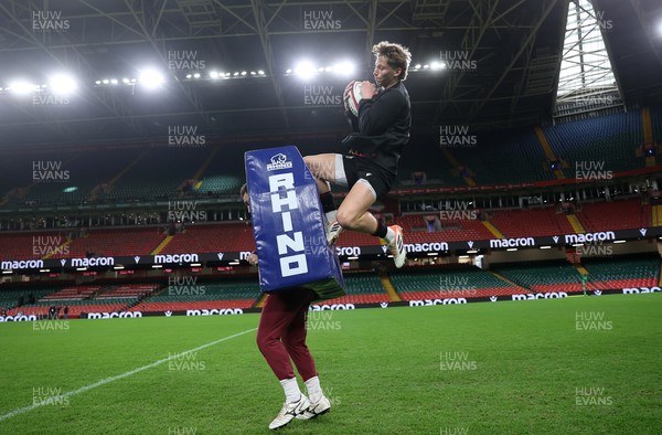 281125 - Wales Rugby Captains Run ahead of their game against South Africa - Ellis Mee during training