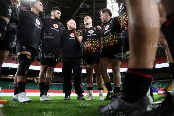 281125 - Wales Rugby Captains Run ahead of their game against South Africa - Dewi Lake in the team huddle