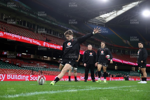 281125 - Wales Rugby Captains Run ahead of their game against South Africa - Dan Edwards during training