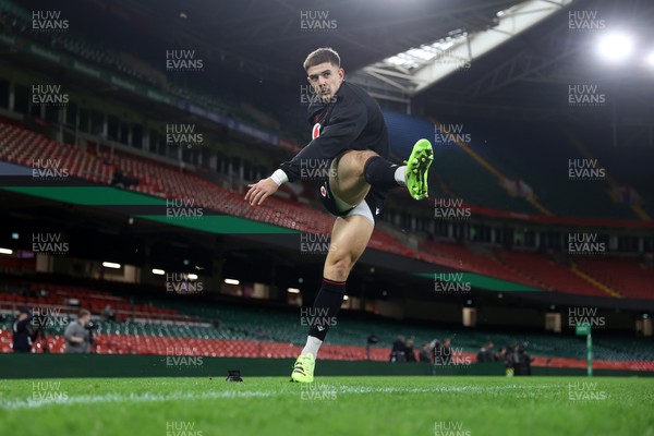 281125 - Wales Rugby Captains Run ahead of their game against South Africa - Joe Hawkins during training