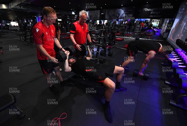 050722 - Wales Rugby Gym Session - John Ashby, Paul Stridgeon and Dan Biggar during a weights session