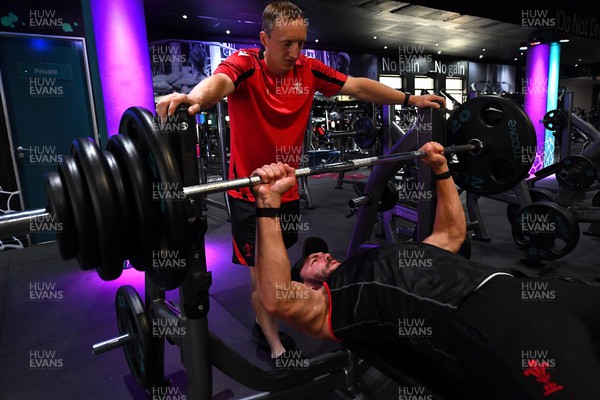 050722 - Wales Rugby Gym Session - John Ashby and Johnny Williams during a weights session