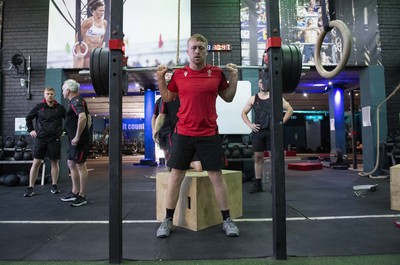 270622 - Wales Rugby Training - Tommy Reffell during a weights session