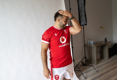 090625 - Wales Rugby Squad Portraits - Behind the Scenes - Liam Belcher
