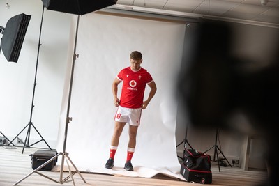 090625 - Wales Rugby Squad Portraits - Behind the Scenes - Alex Mann