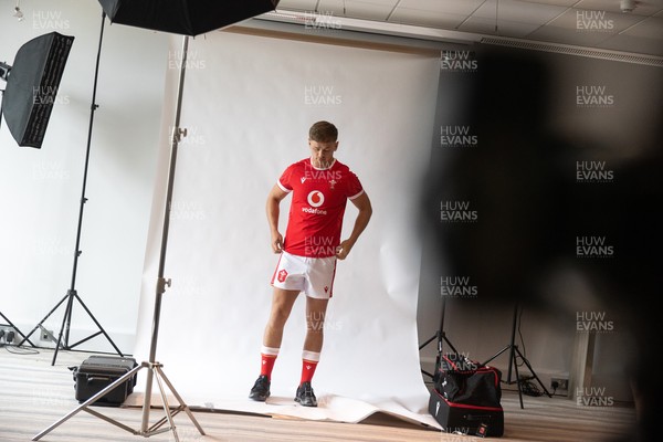 090625 - Wales Rugby Squad Portraits - Behind the Scenes - Alex Mann