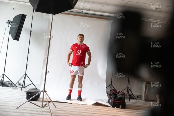 090625 - Wales Rugby Squad Portraits - Behind the Scenes - Alex Mann