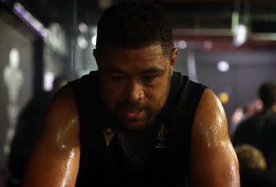 130625 - Picture shows the Welsh Rugby team during extreme heat training, where the air temperature was 388 degrees celsius and 857 humidity - Taulupe Faletau during training