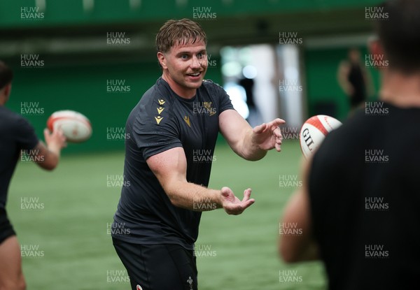230625 - Wales Rugby Training in the heat chamber - Aaron Wainwright during training