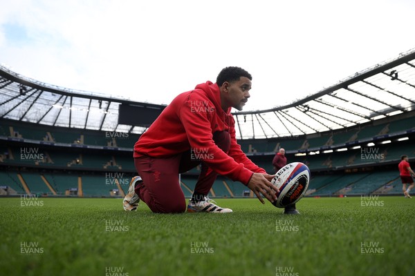 060226 - Wales Rugby kicking session at Twickenham ahead of their first Six Nations game against England - Ben Thomas during training