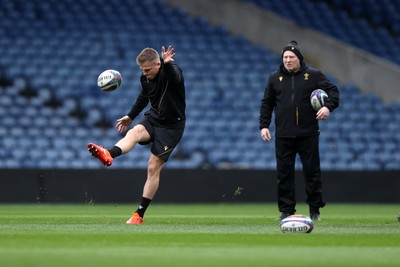 070325 - Wales Rugby Kickers Session at Murrayfield ahead of their 6 Nations game against Scotland tomorrow - Gareth Anscombe during training