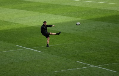 070325 - Wales Rugby Kickers Session at Murrayfield ahead of their 6 Nations game against Scotland tomorrow - Jarrod Evans during training