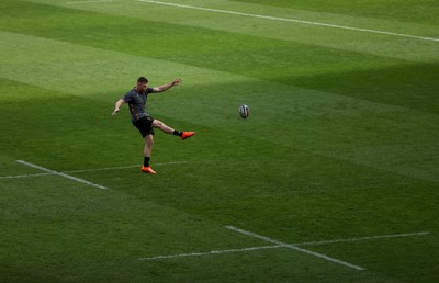 070325 - Wales Rugby Kickers Session at Murrayfield ahead of their 6 Nations game against Scotland tomorrow - Gareth Anscombe during training