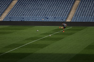 070325 - Wales Rugby Kickers Session at Murrayfield ahead of their 6 Nations game against Scotland tomorrow - Ben Thomas during training