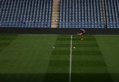 070325 - Wales Rugby Kickers Session at Murrayfield ahead of their 6 Nations game against Scotland tomorrow - Ben Thomas during training