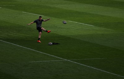 070325 - Wales Rugby Kickers Session at Murrayfield ahead of their 6 Nations game against Scotland tomorrow - Gareth Anscombe during training