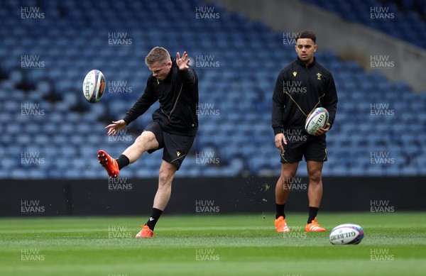 070325 - Wales Rugby Kickers Session at Murrayfield ahead of their 6 Nations game against Scotland tomorrow - Gareth Anscombe during training