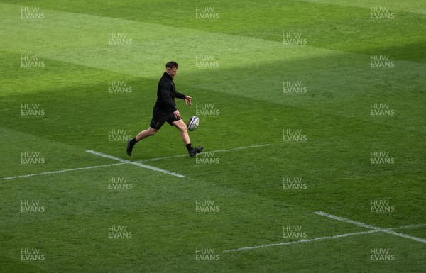 070325 - Wales Rugby Kickers Session at Murrayfield ahead of their 6 Nations game against Scotland tomorrow - Jarrod Evans during training