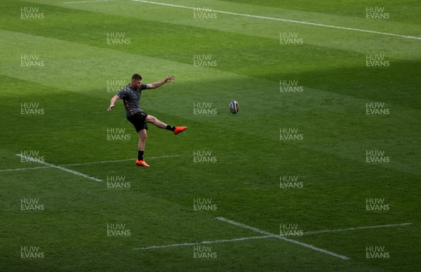 070325 - Wales Rugby Kickers Session at Murrayfield ahead of their 6 Nations game against Scotland tomorrow - Gareth Anscombe during training