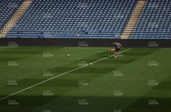 070325 - Wales Rugby Kickers Session at Murrayfield ahead of their 6 Nations game against Scotland tomorrow - Ben Thomas during training