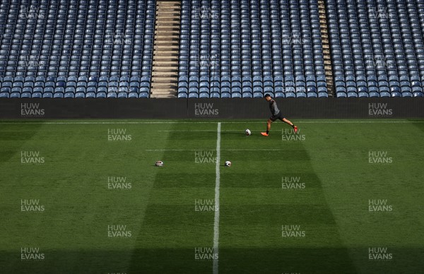 070325 - Wales Rugby Kickers Session at Murrayfield ahead of their 6 Nations game against Scotland tomorrow - Ben Thomas during training