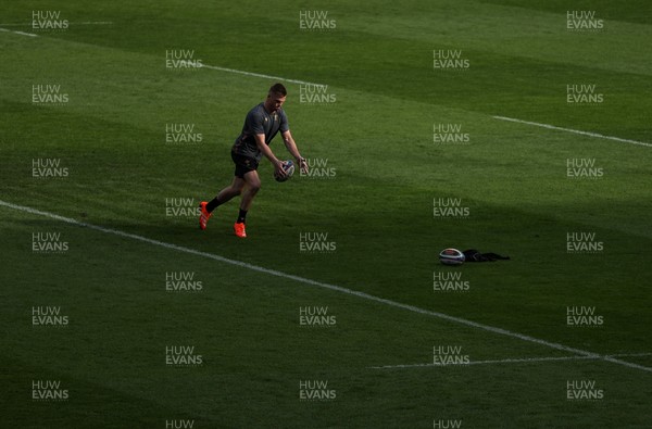 070325 - Wales Rugby Kickers Session at Murrayfield ahead of their 6 Nations game against Scotland tomorrow - Gareth Anscombe during training