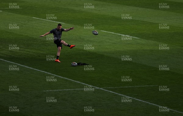 070325 - Wales Rugby Kickers Session at Murrayfield ahead of their 6 Nations game against Scotland tomorrow - Gareth Anscombe during training