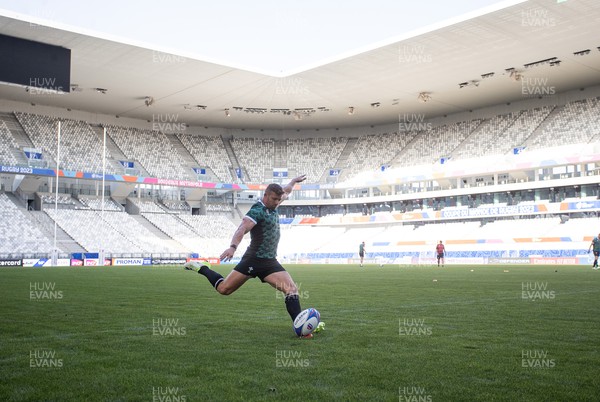 080923 - Wales Rugby Kickers Session at the Stade de Bordeaux - Leigh Halfpenny during training