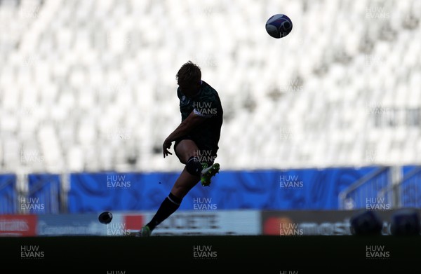 080923 - Wales Rugby Kickers Session at the Stade de Bordeaux - Sam Costelow during training