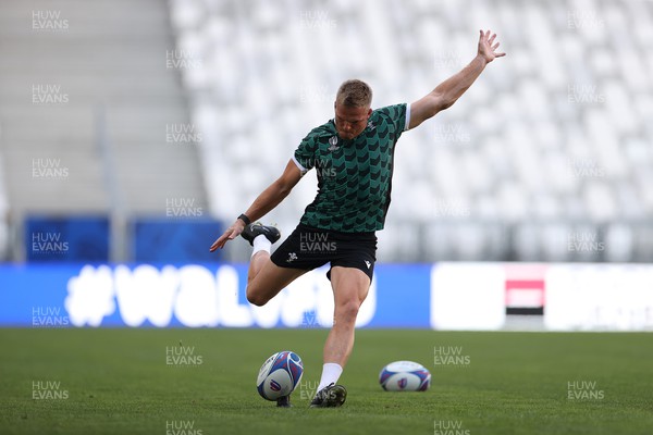 080923 - Wales Rugby Kickers Session at the Stade de Bordeaux - Gareth Anscombe during training