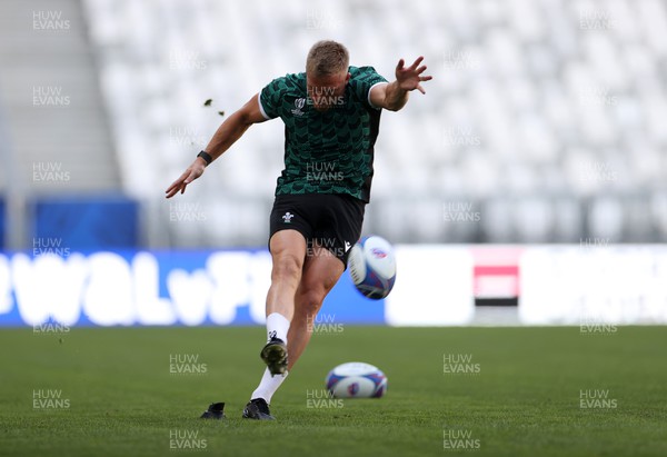 080923 - Wales Rugby Kickers Session at the Stade de Bordeaux - Gareth Anscombe during training