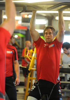 04.09.11 - Wales Rugby Training - Ryan Jones takes part in a gym session. 