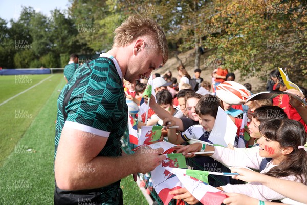 290923 - Wales Rugby hold an Open Training Session - Aaron Wainwright with fans after training