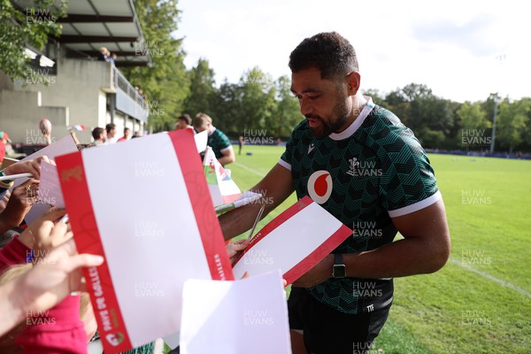 290923 - Wales Rugby hold an Open Training Session - Taulupe Faletau with fans after training
