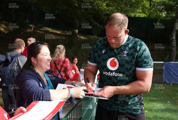 290923 - Wales Rugby hold an Open Training Session - Corey Domachowski with fans after training