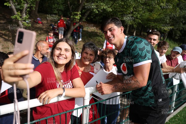 290923 - Wales Rugby hold an Open Training Session - Louis Rees-Zammit with fans after training