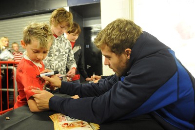 29.10.10 - Wales Rugby Training - Leigh Halfpenny signs autographs during training. 