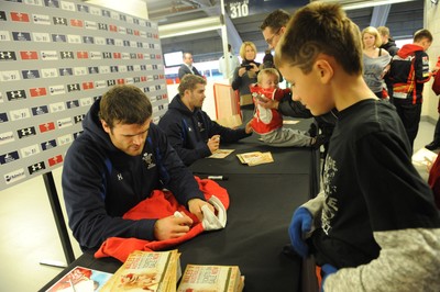 29.10.10 - Wales Rugby Training - Jamie Roberts signs autographs during training. 