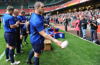 29.10.10 - Wales Rugby Training - Paul James hands out signed balls. 