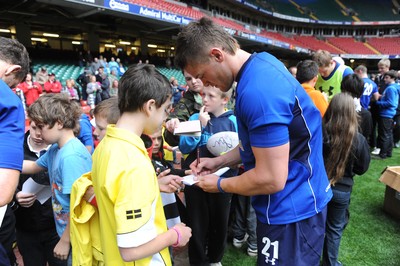 29.10.10 - Wales Rugby Training - Tavis Knoyle signs autographs. 