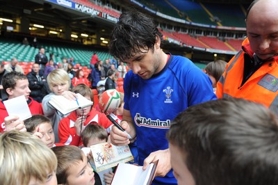 29.10.10 - Wales Rugby Training - Mike Phillips signs autographs. 