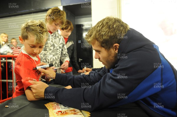 29.10.10 - Wales Rugby Training - Leigh Halfpenny signs autographs during training. 