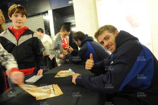 29.10.10 - Wales Rugby Training - Leigh Halfpenny signs autographs during training. 